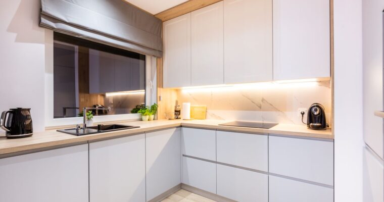 Komfort w niewielkiej przestrzeni – meble kuchenne idealne do apartamentów